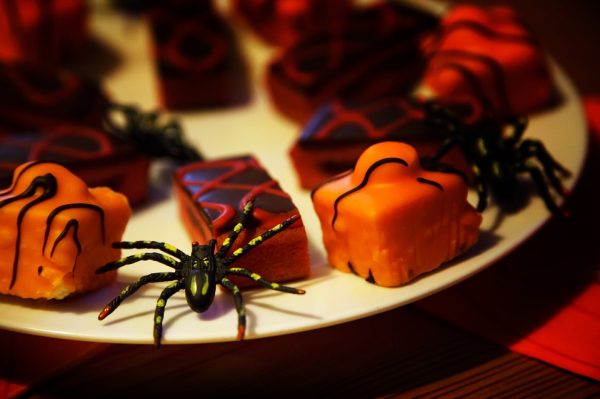 Halloween cakes and toy spiders