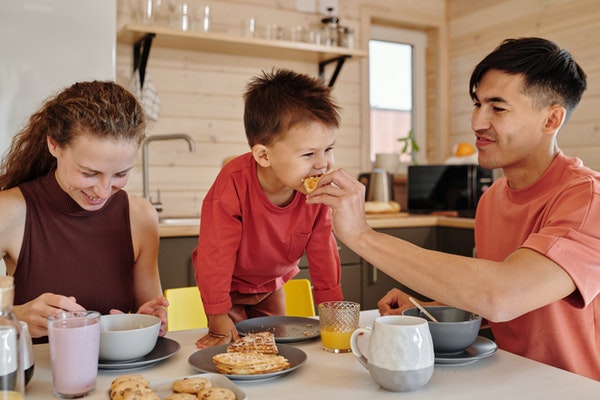 Family eating breakfast as part of their morning routine to represent starting school